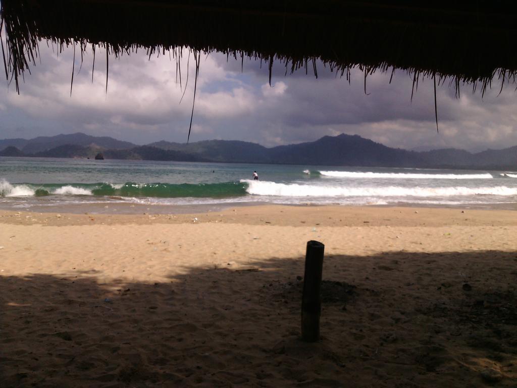 Red Beach Homestay Pasanggaran Bagian luar foto